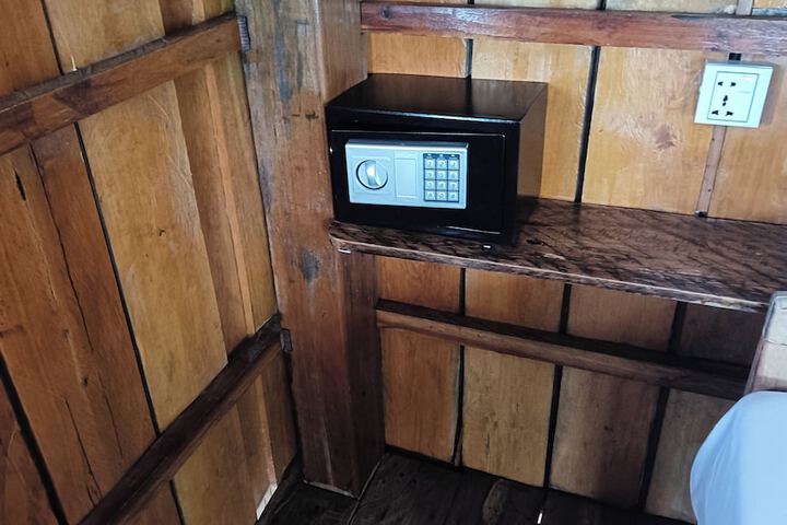 Room 9 of 13