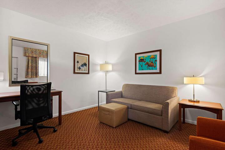 Suite 1 King Bed High Speed Internet Accessible Sofa Bed Refrigerator, Coffee Maker Full Breakfast (23 of 24)