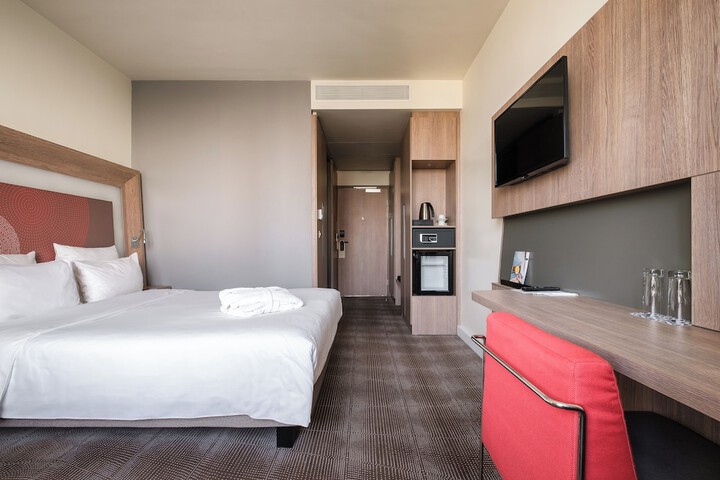 Room 4 of 96