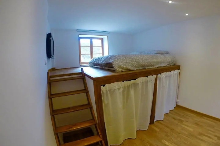 Room 6 of 16
