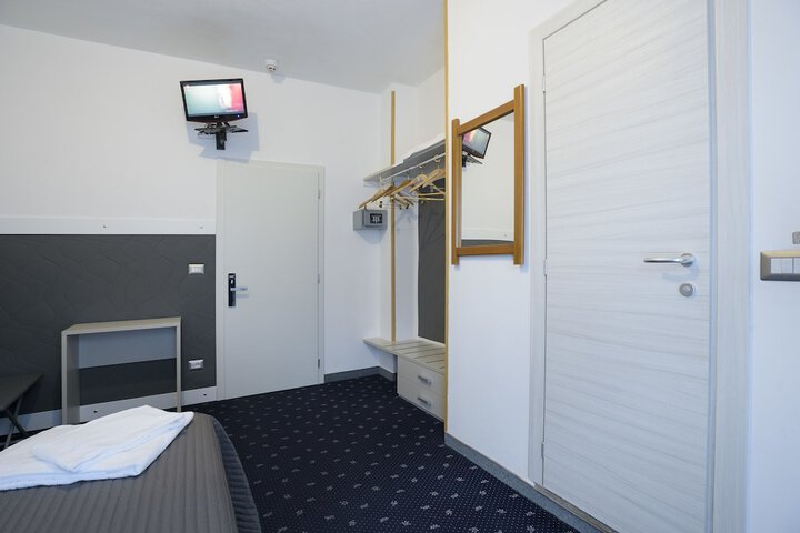 Room 16 of 46
