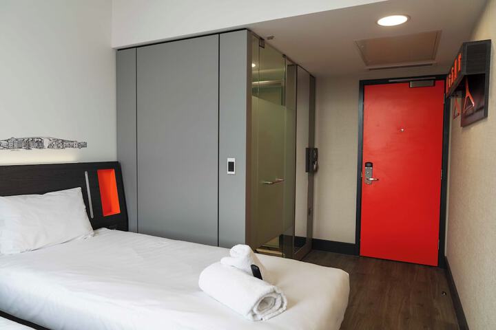 Room 8 of 47