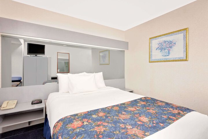 1 Queen Bed (16 of 22)