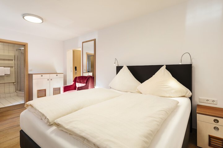 Room 5 of 16
