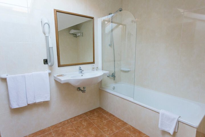 Room 120 of 175