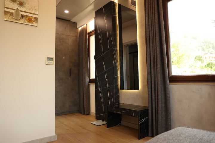 Room 16 of 108