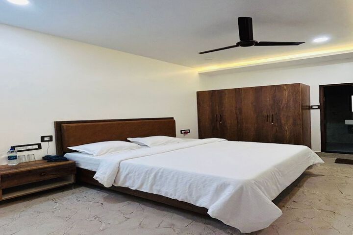 Room 8 of 33