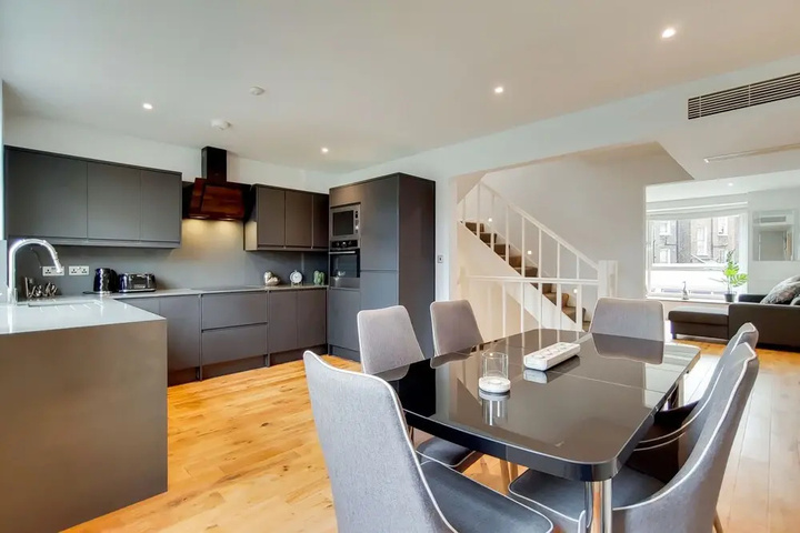 Stunning 4 Bed & 4 Bath House- Hyde Park