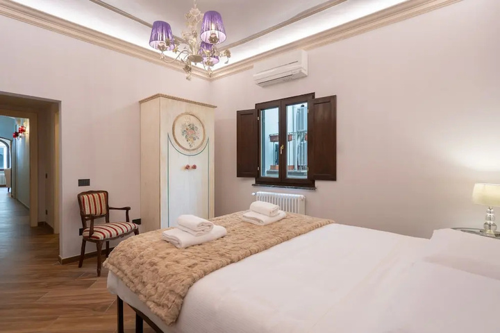 Room 6 of 18