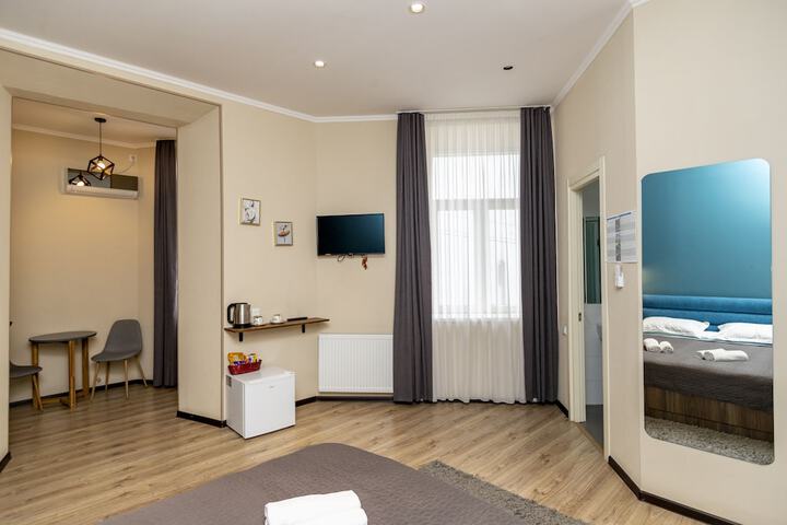 Room 52 of 106