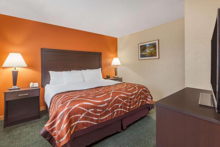 1 King Bed Deluxe Room (8 of 10)