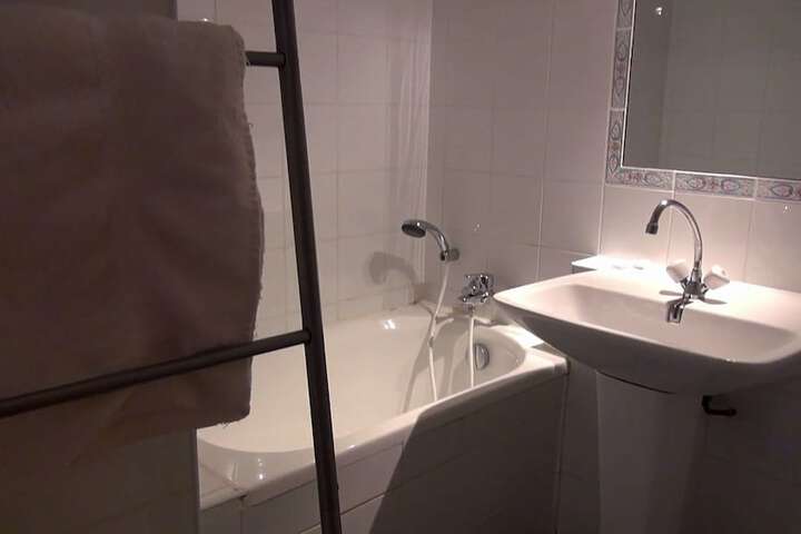 Room 4 of 27