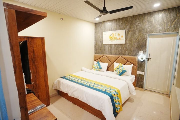 Room 6 of 15