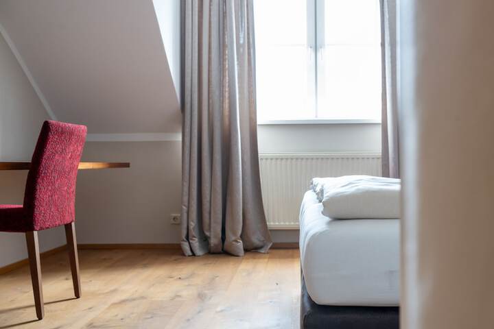 Room 9 of 37