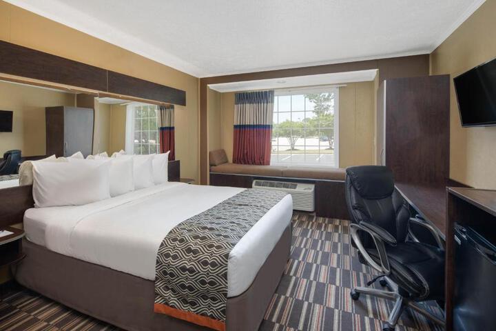 1 Queen Bed (4 of 21)