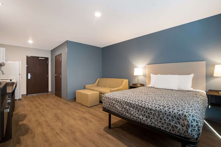 1 Queen Bed (14 of 18)