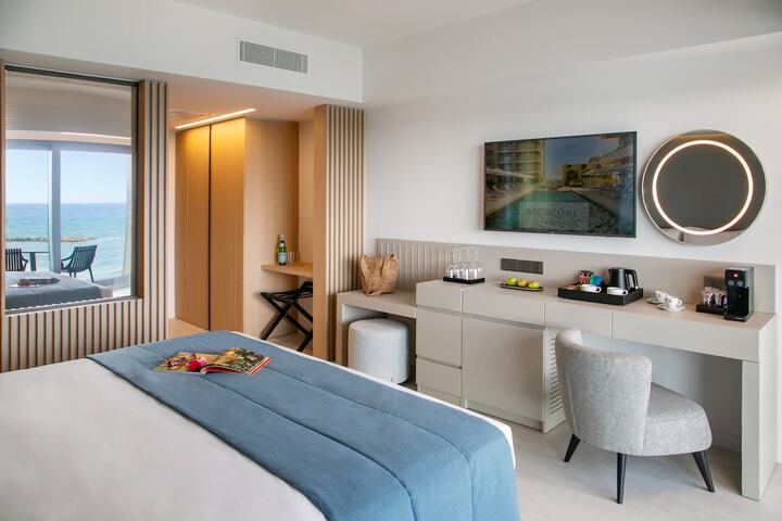 Room 9 of 33