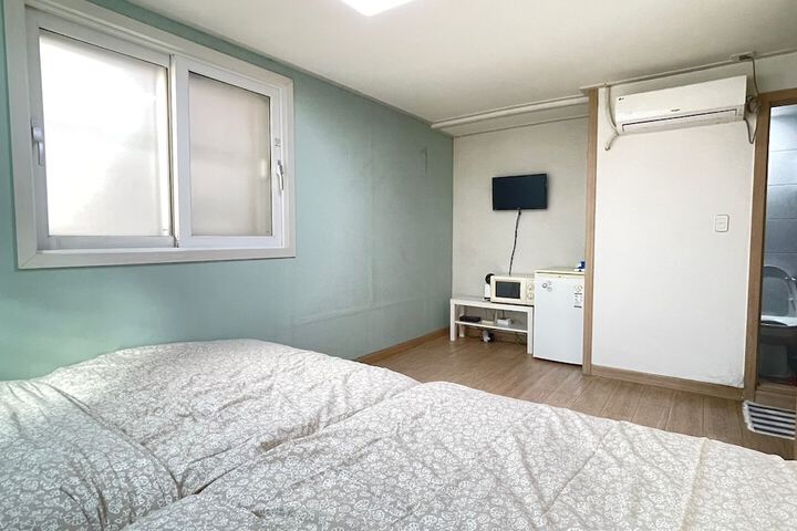 Room 27 of 49