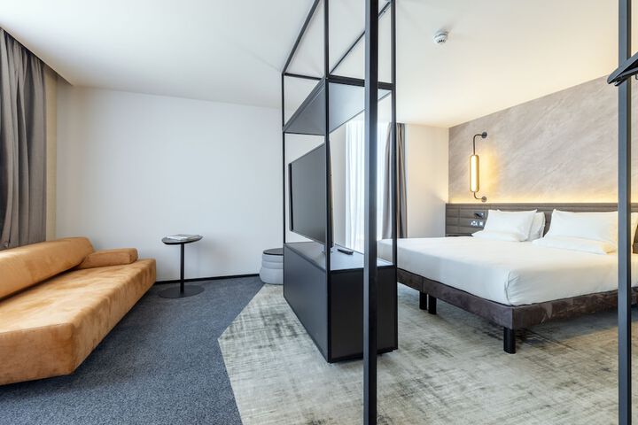 Room 8 of 94