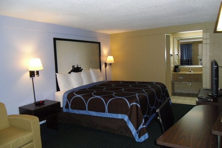 1 King Bed (6 of 14)