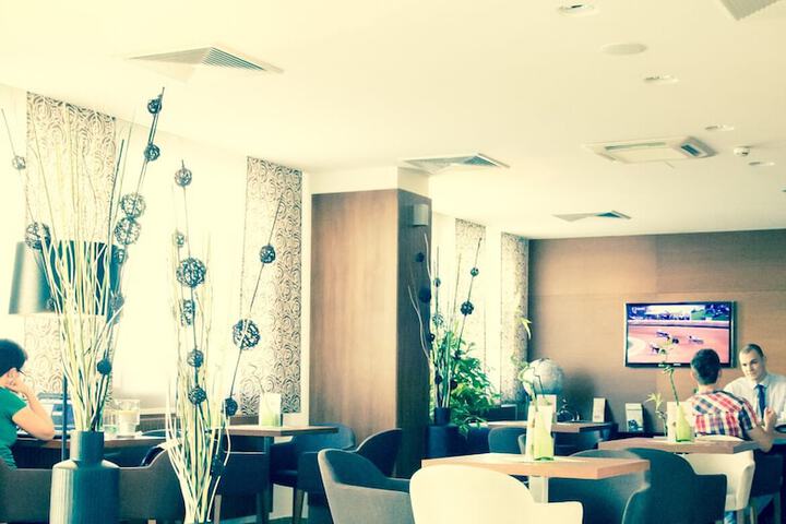Lounge 36 of 48