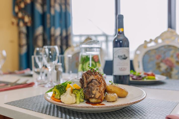 Dining 82 of 98