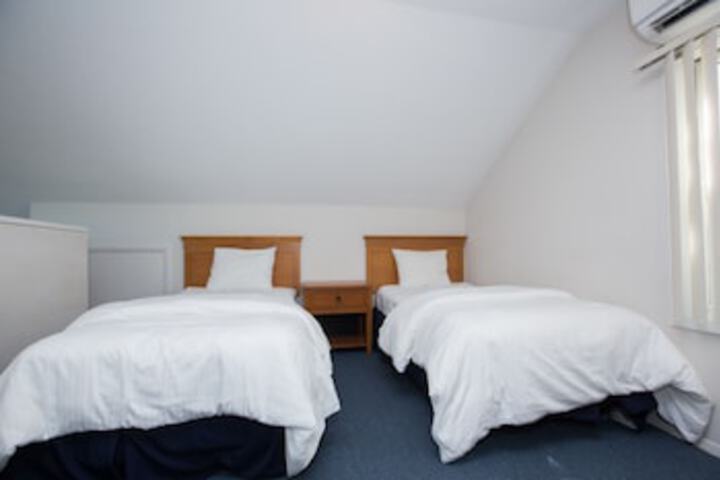Room 13 of 984