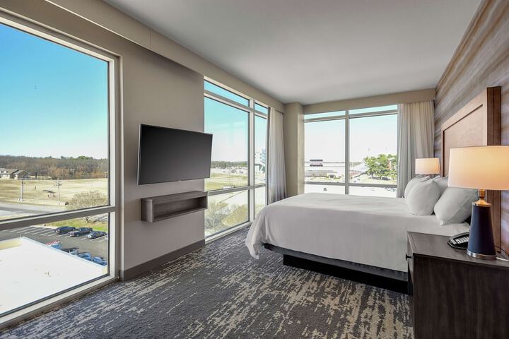 1 King 2 Room Suite Mobility Accessible with Tub (14 of 17)