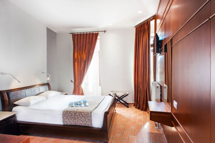 Room 6 of 17