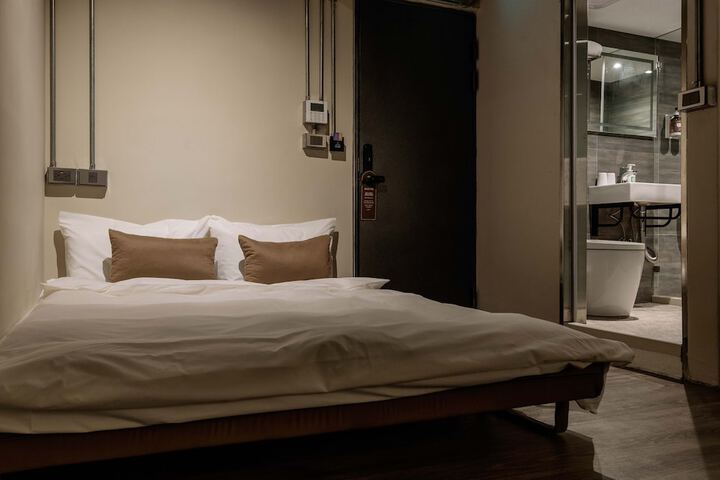 Room 10 of 66