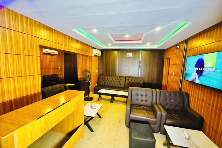Lounge 23 of 51