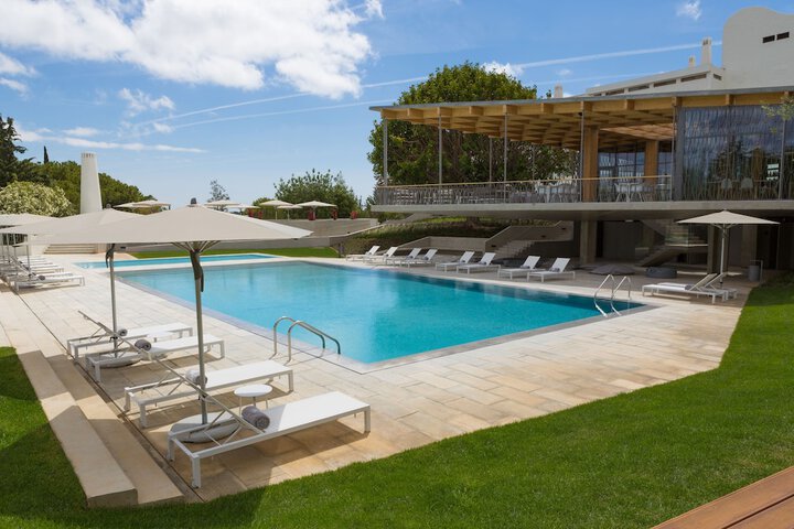 Hotel with Pool