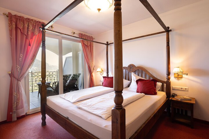 Room 5 of 100