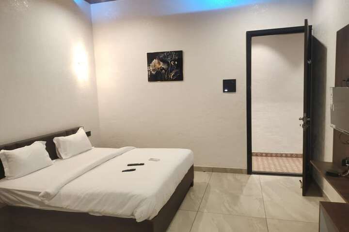 Room 6 of 8