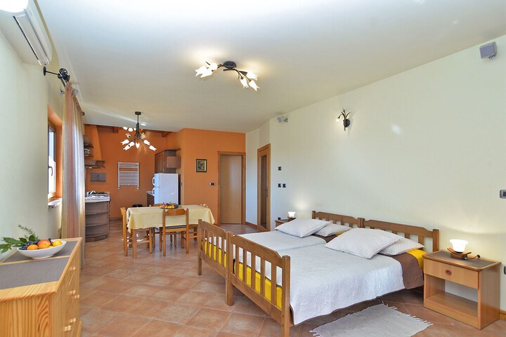 Room 34 of 79