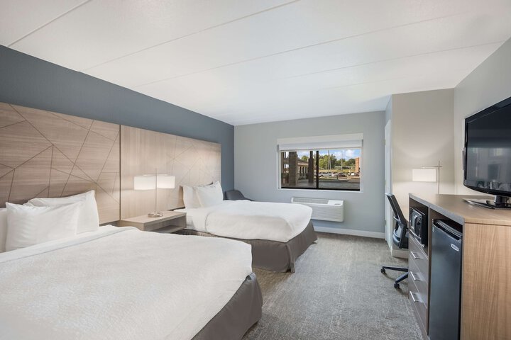 2 Queen Beds High Speed Internet Accessible Microwave and Refrigerator Chair with Ottoman Desk Full Breakfast (8 of 18)