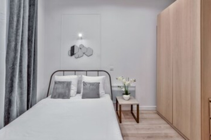 Room 12 of 19