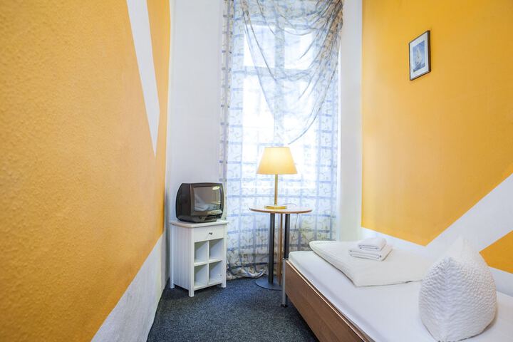 Room 6 of 19