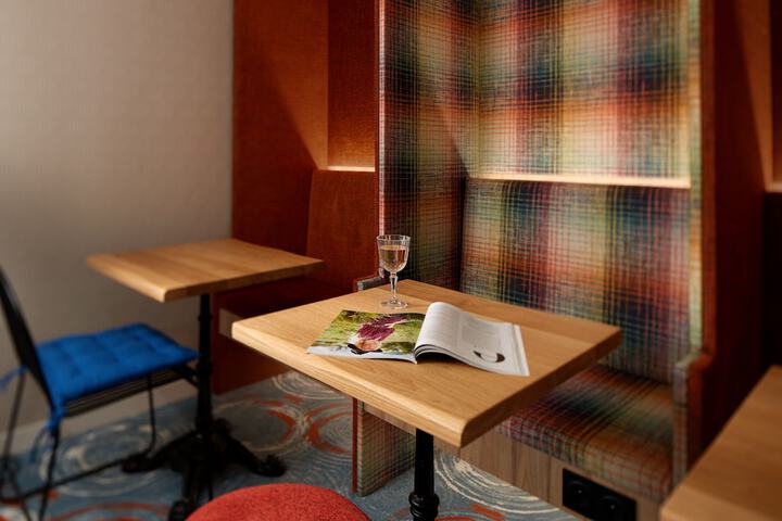 Lounge 94 of 135