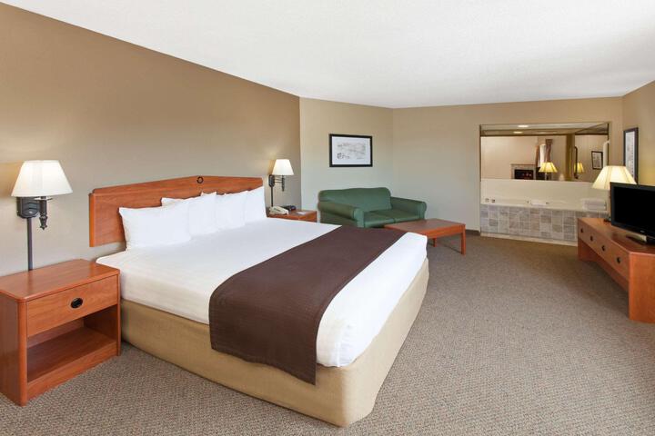 2 Queen Beds (8 of 12)