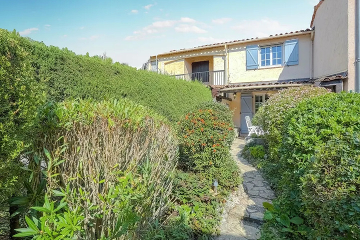 Classy Holiday Home with Swimming Pool BBQ, Terrace, Garden