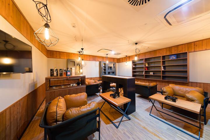Lounge 72 of 83