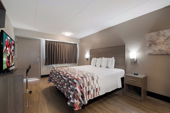 Deluxe Double Bed Accessible (2 of 11)