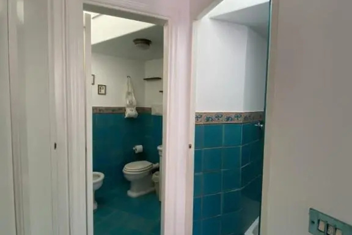 Room 6 of 12