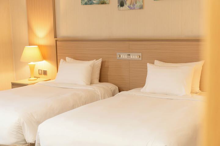 Room 17 of 184