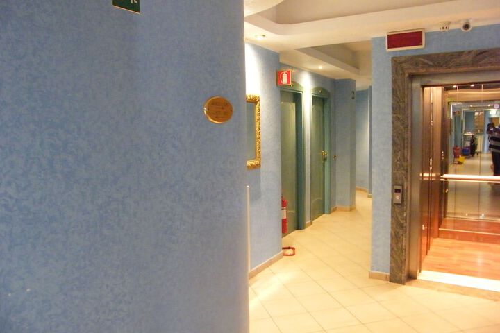 Ballroom/Hall 27 of 33