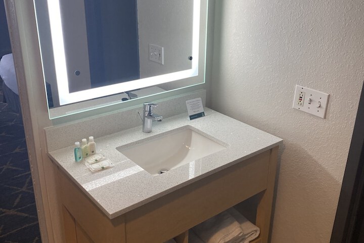 Room 6 of 11