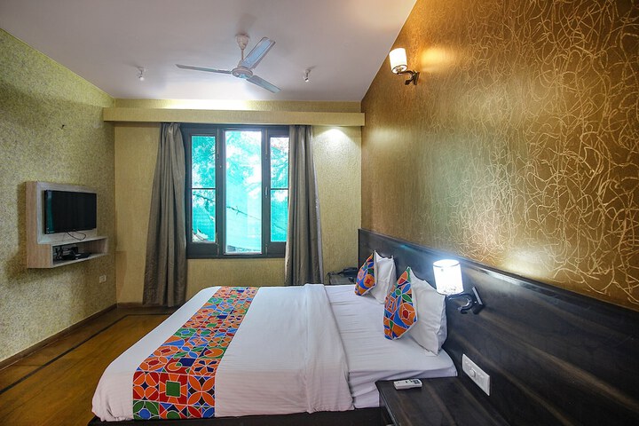 Room 10 of 32