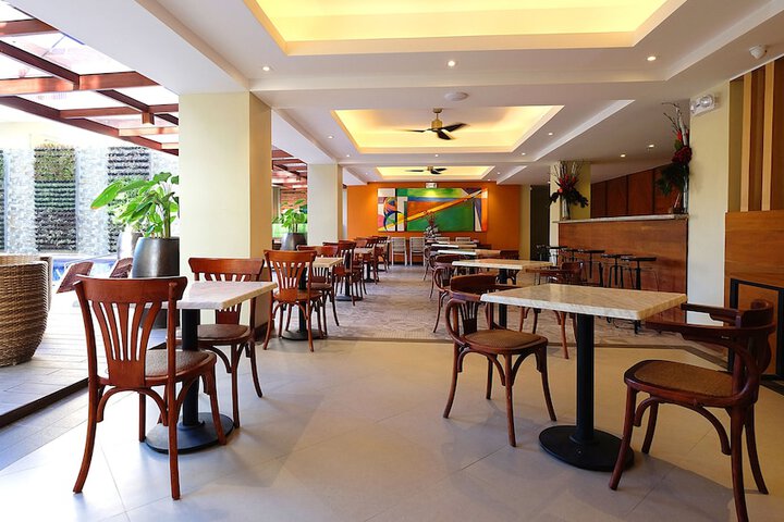 Lounge 63 of 76