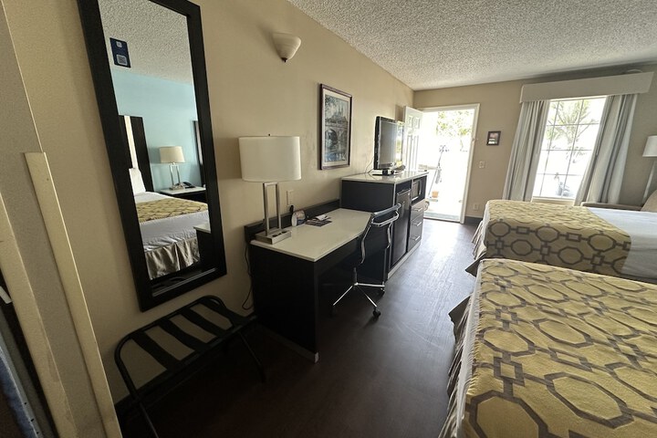 2 Double Beds (8 of 25)